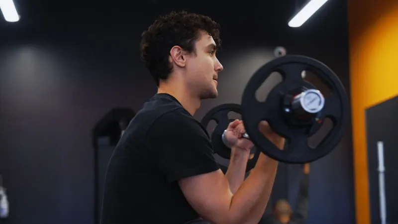 Barbell curl at Iron 24